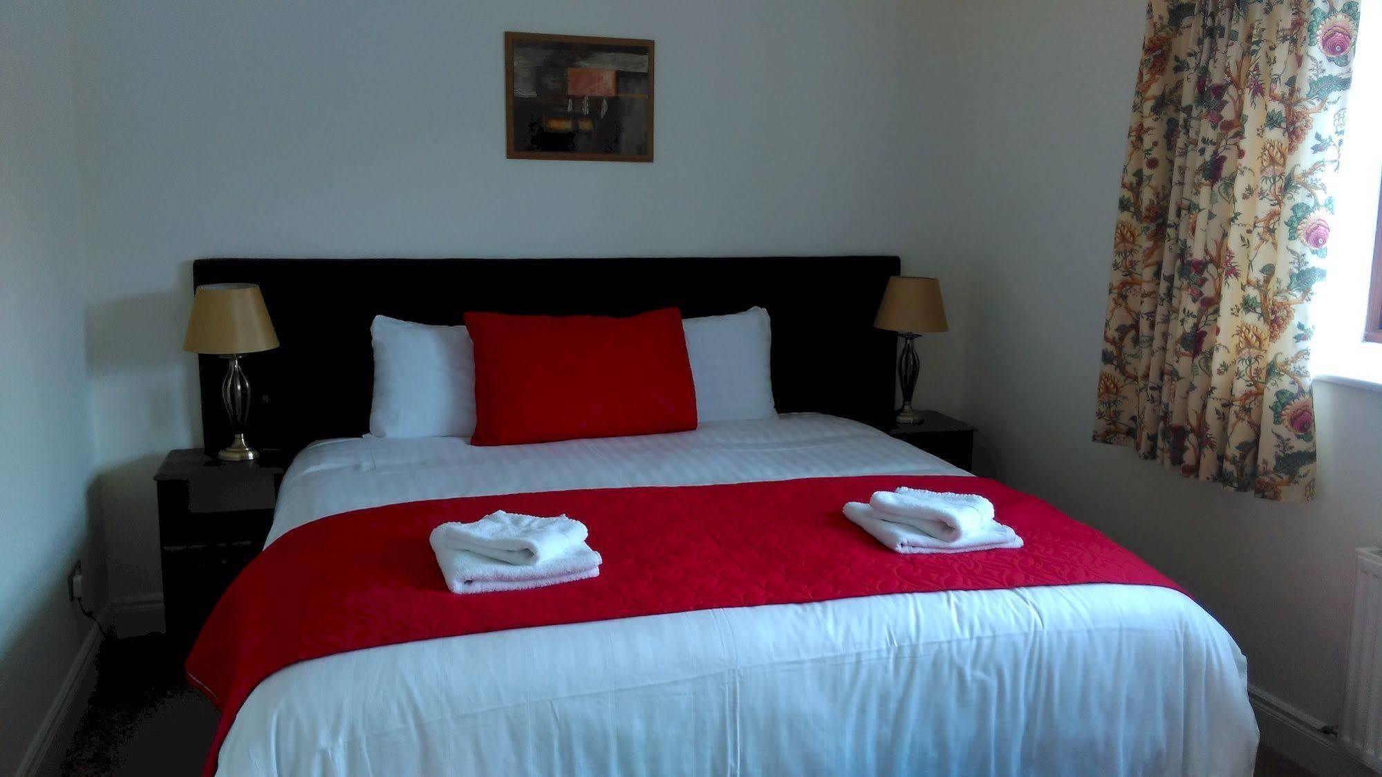 New Forest Estate Lodges Tyrrellspass Bagian luar foto